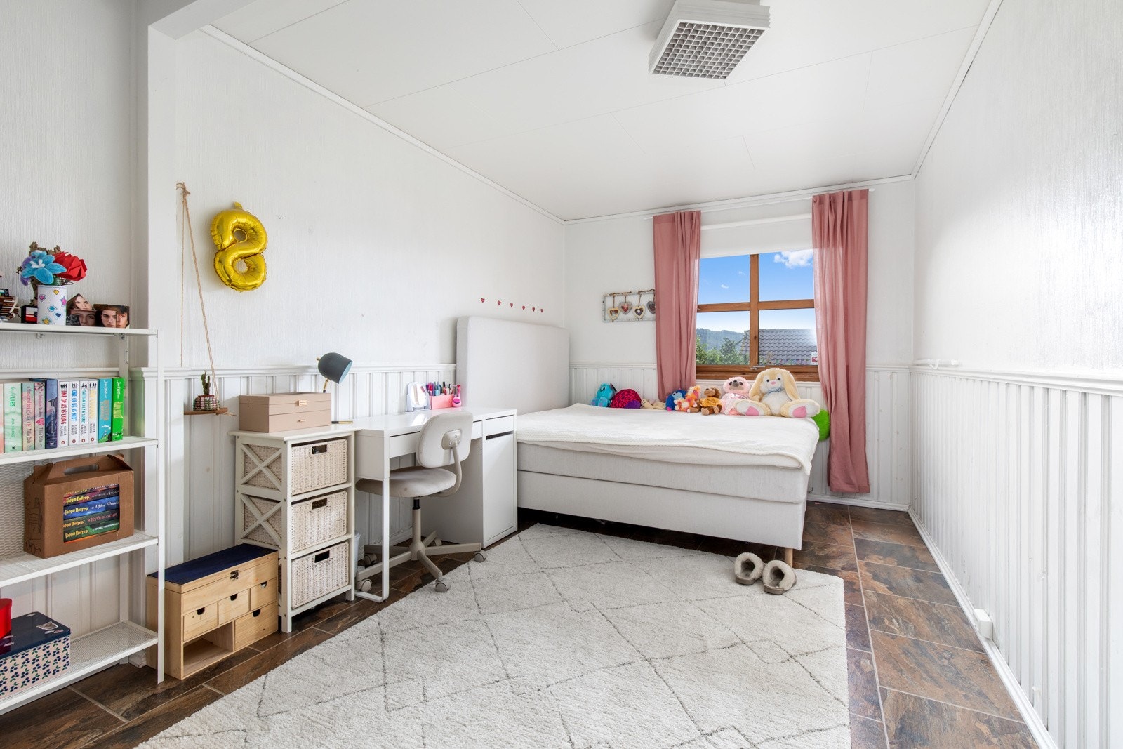 Soverom i 1.etasje med fliser i gulv, samt plass til dobbeltseng, nattbord og tilhørende møblement. Galleribilde