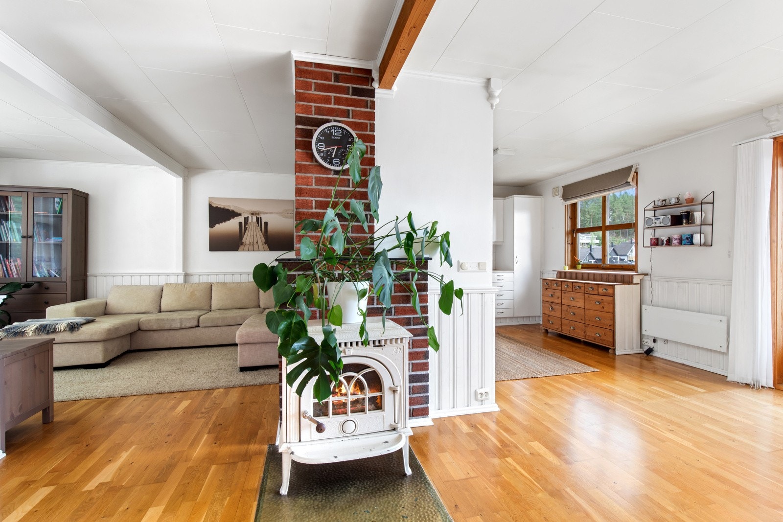 Stuen er utstyrt med en vedovn og en varmepumpe over trappen, dette garanterer et komfortabelt inneklima hele året. Galleribilde