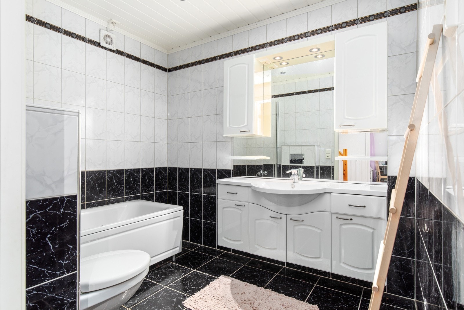 Pent bad i 1.etasje som er flislagt og har varme i gulv. Galleribilde