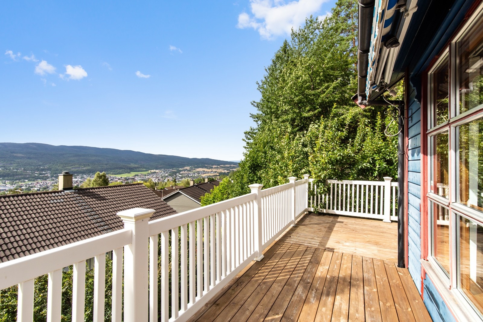 Utenfor spisestuen er det en romslig balkong som strekker seg rundt hele boligen. Galleribilde