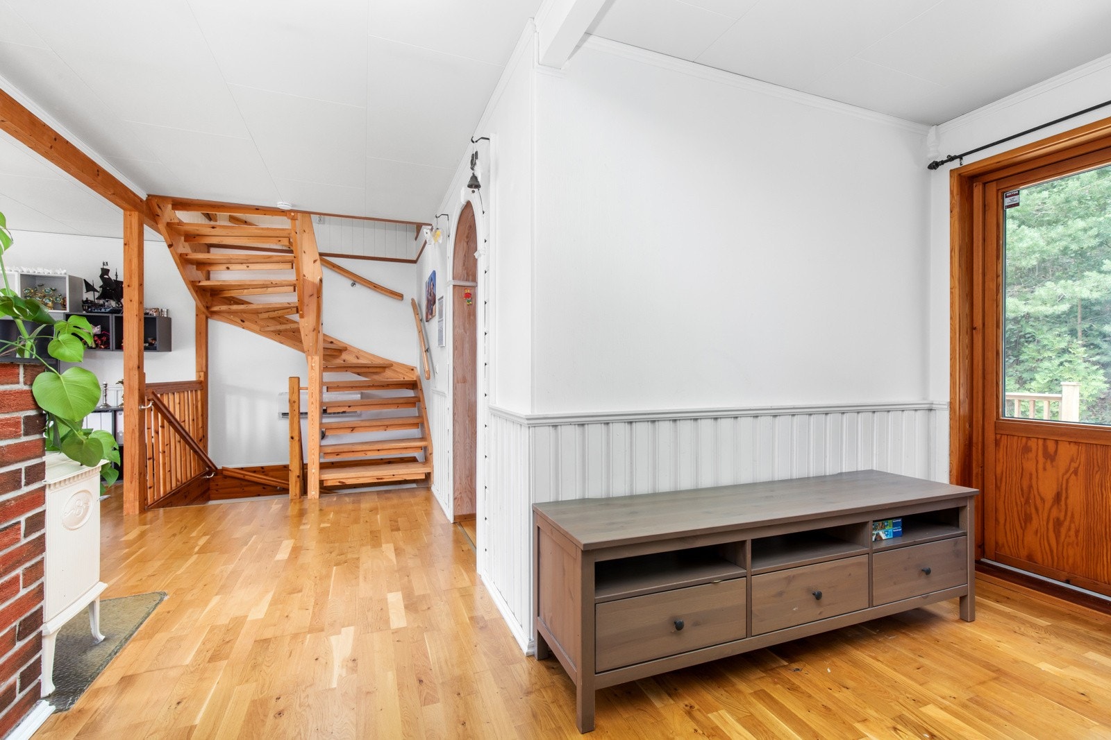 Stuen har egen utgang til terrassen bak boligen. Galleribilde