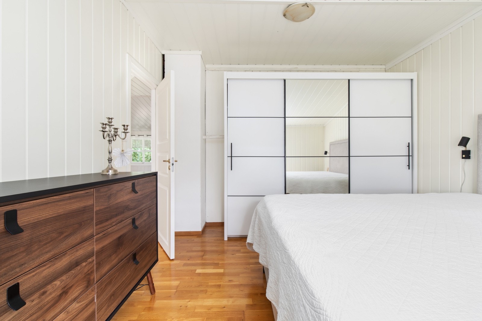 Soverommet i 3.etasje har bra med oppbevaringsmuligheter i garderobeskap med delvis speil fronet. Galleribilde