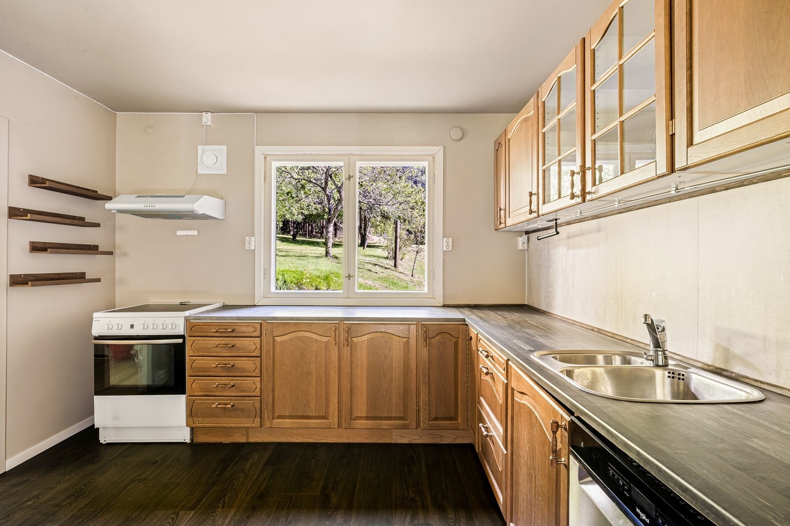 Kjøkken med profilerte fronter, godt med skapplass og vindu mot hagen. Galleribilde