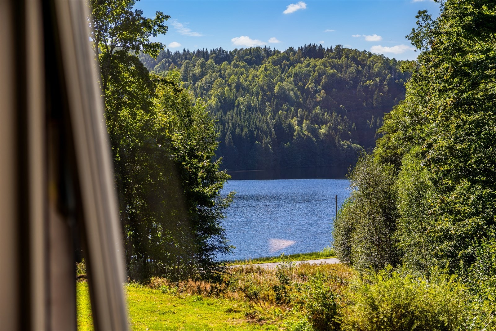 Utsikten fra eiendommen ned mot vannet - et vakkert blikkfang året rundt. Galleribilde