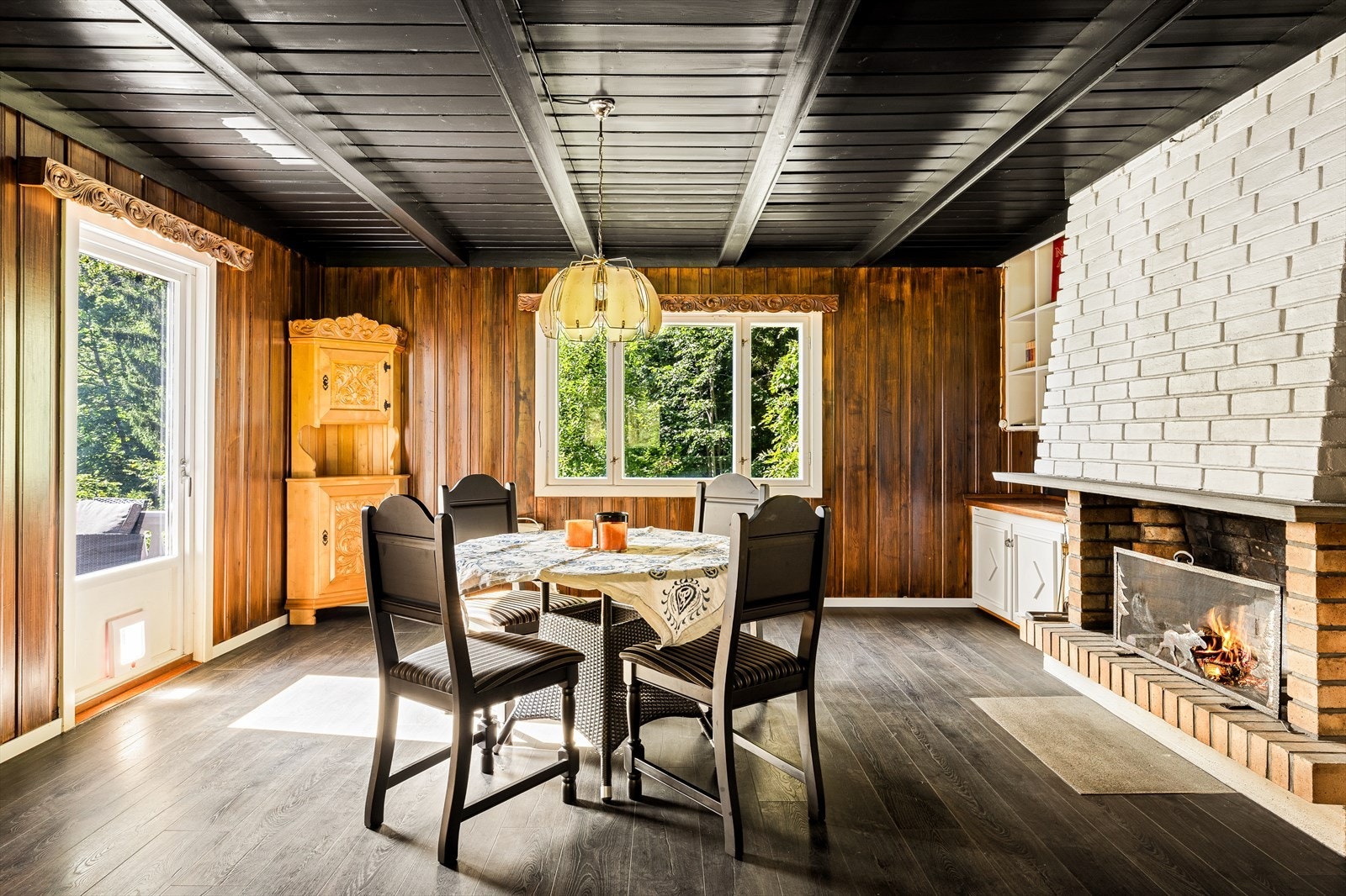 Koselig spisekrok med ildsted - et lunt sted for hyggelige måltider. Galleribilde