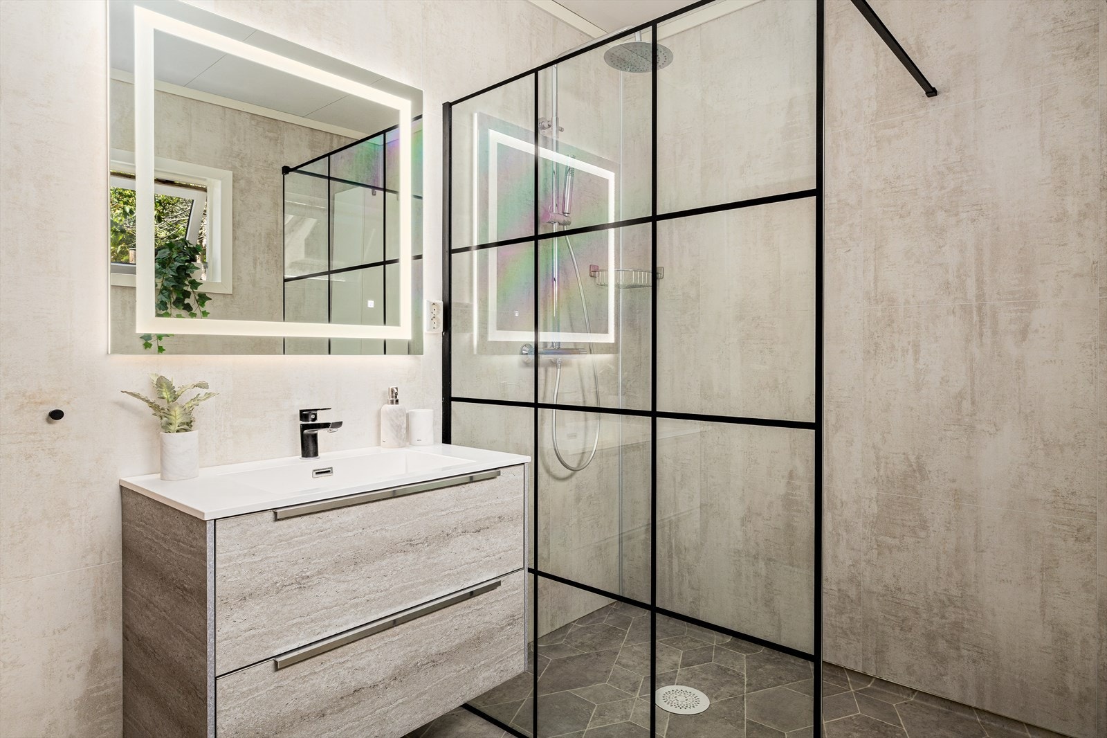 Badet er oppgradert med tidsriktige løsninger og god belysning. Galleribilde