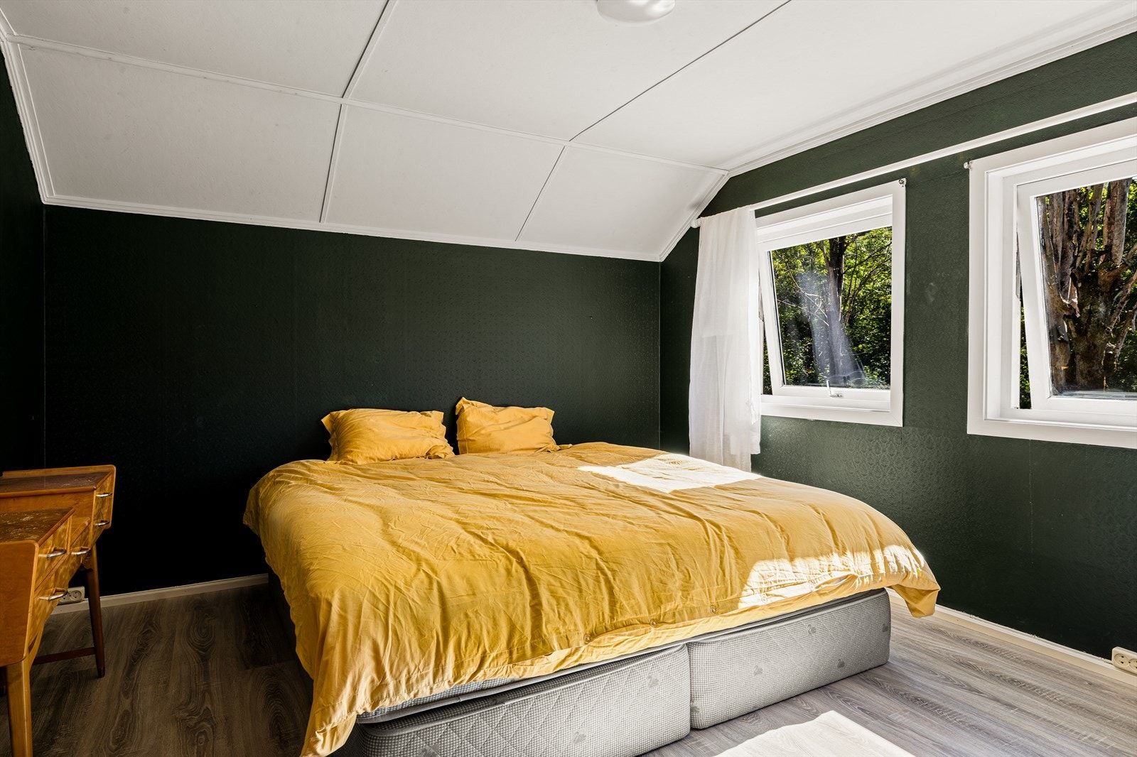 Koselig soverom med skråtak og plass til seng og nattbord. Galleribilde