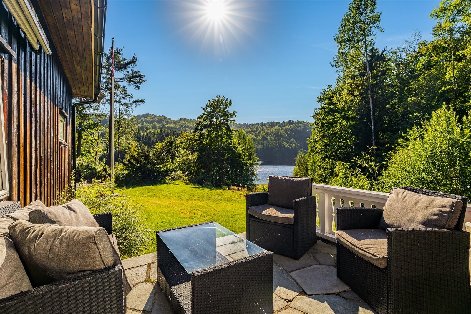 Terrasseplass med utsikt mot vannet gir en flott ramme for rolige stunder. Galleribilde