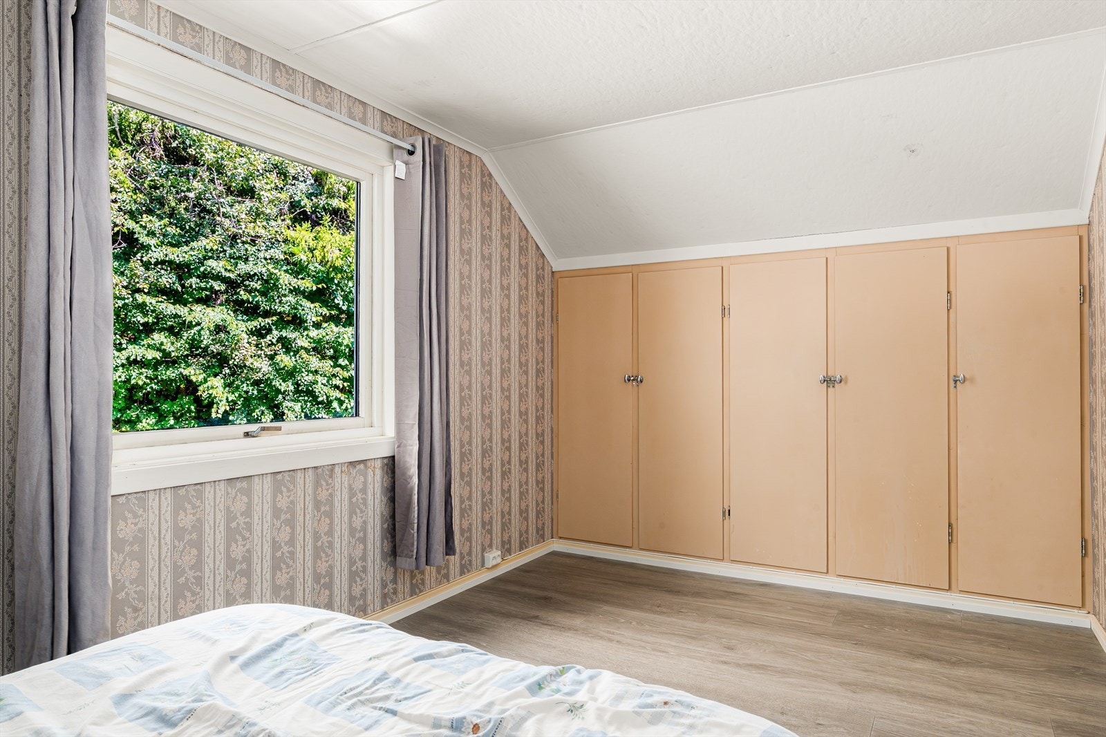 Romslig soverom med plass til dobbeltseng og store vinduer som slipper inn lys. Galleribilde