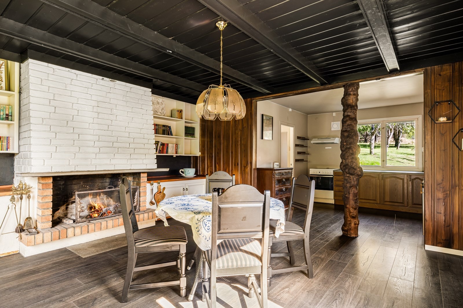 Spisestue med vedovn og utsikt til hagen. Galleribilde