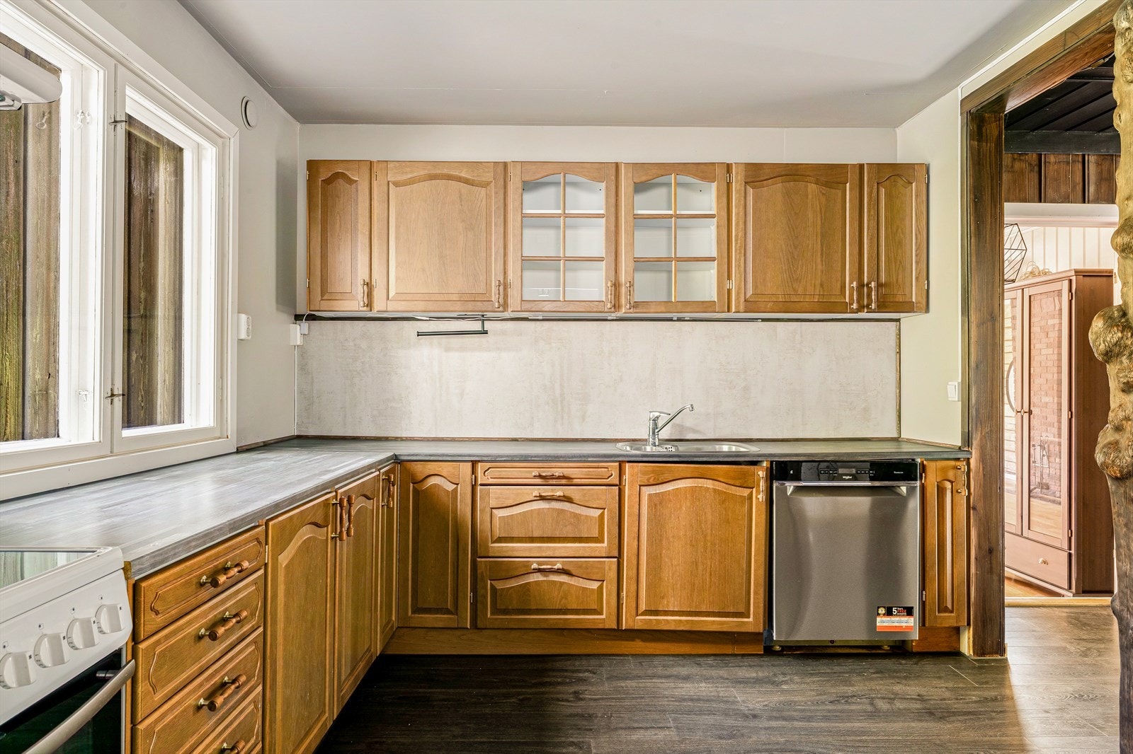 Praktisk kjøkkenløsning med oppvaskmaskin og benkeplass. Galleribilde