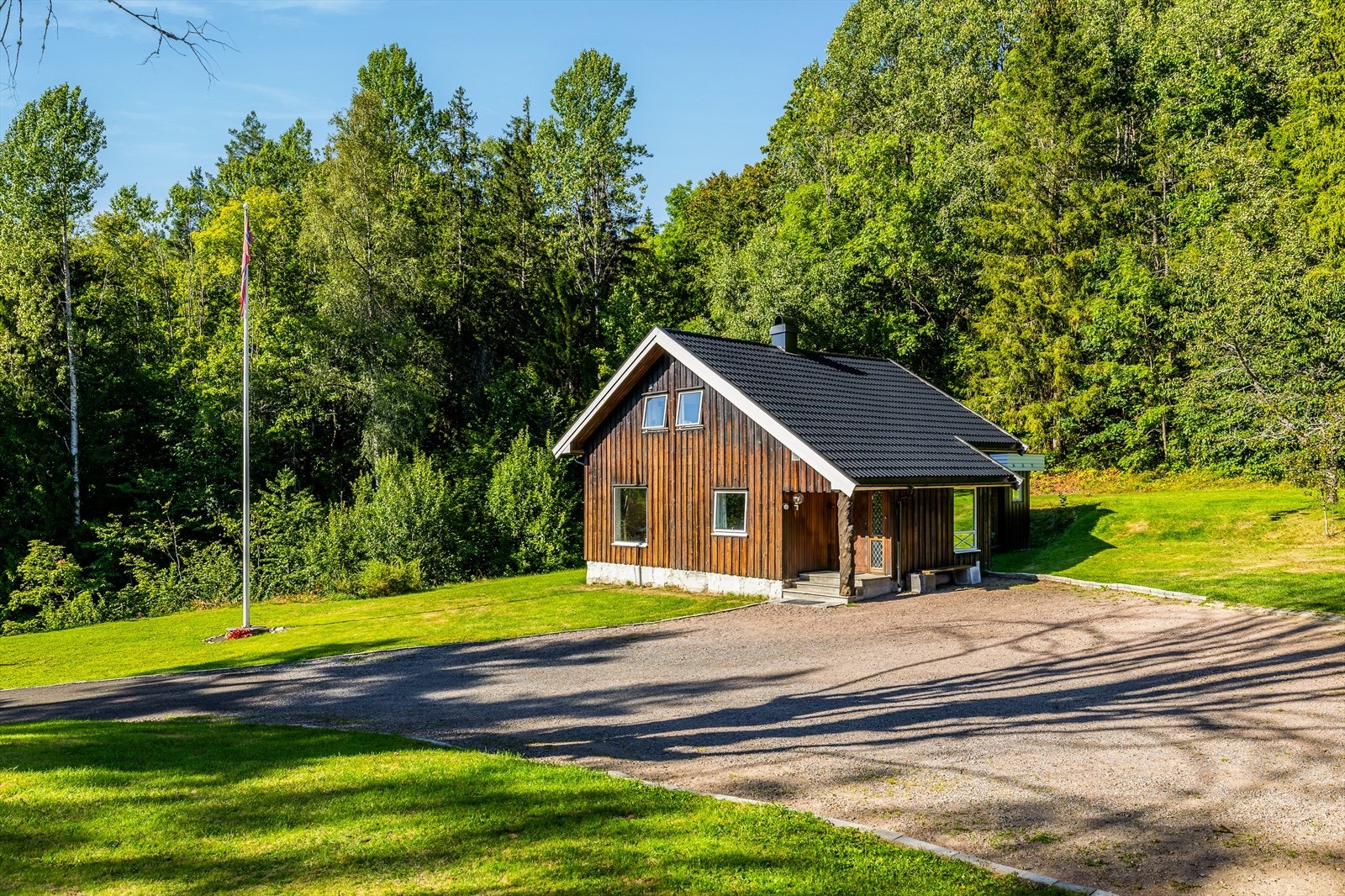 Åpen tomt med store plenarealer som gir plass til lek og aktivitet. Galleribilde