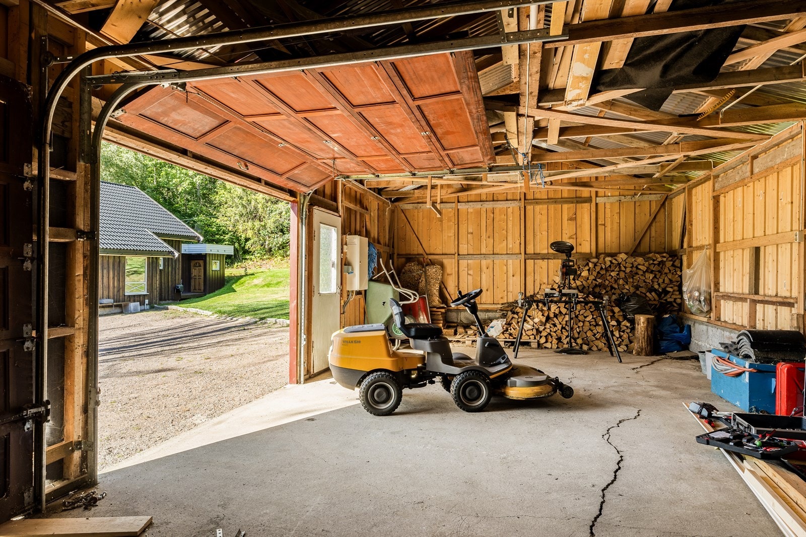 Garasje med god plass til parkering, lagring og utstyr. Galleribilde