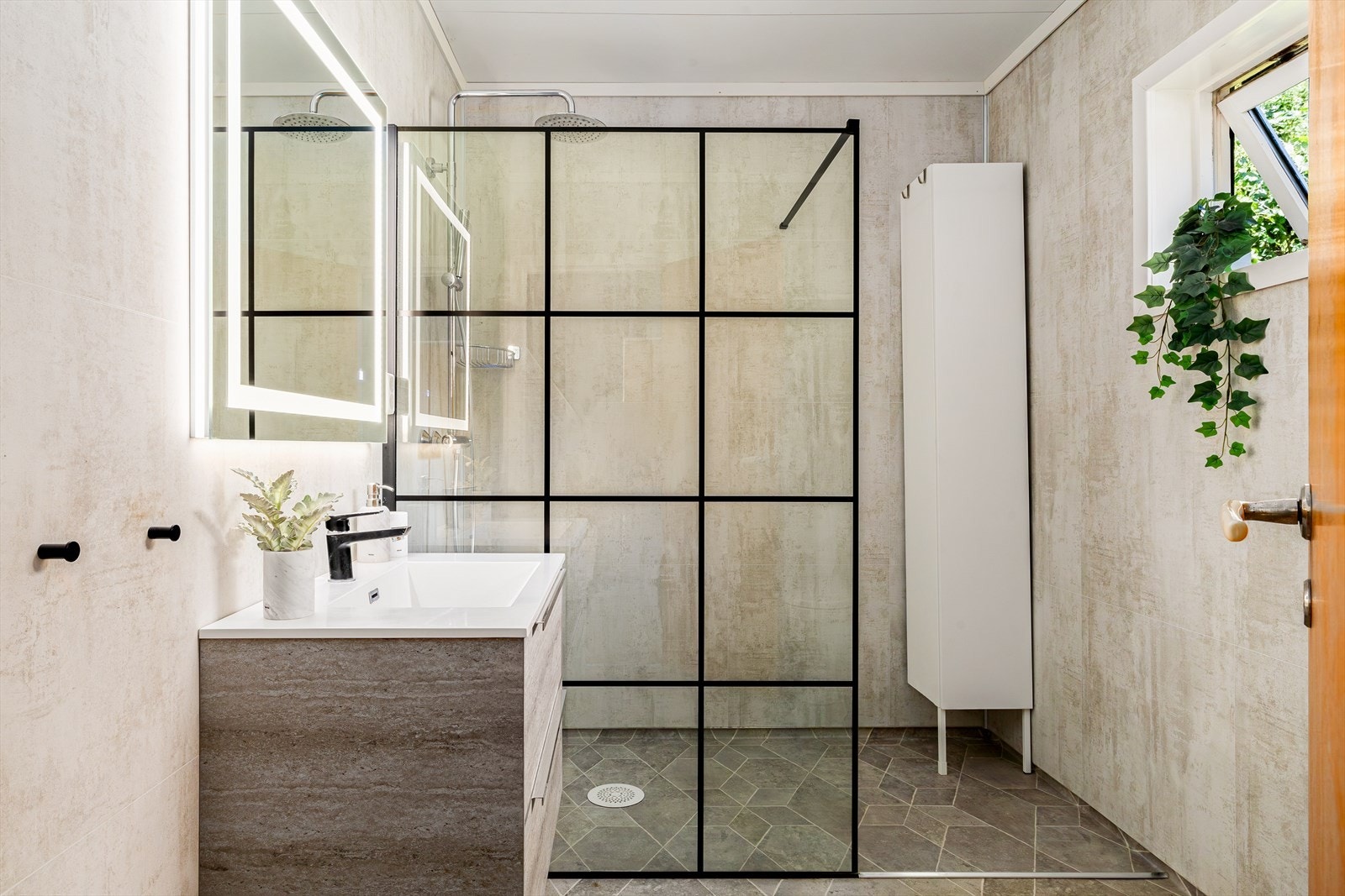 Moderne baderom med dusjhjørne og stilrene overflater fra 2021. Galleribilde