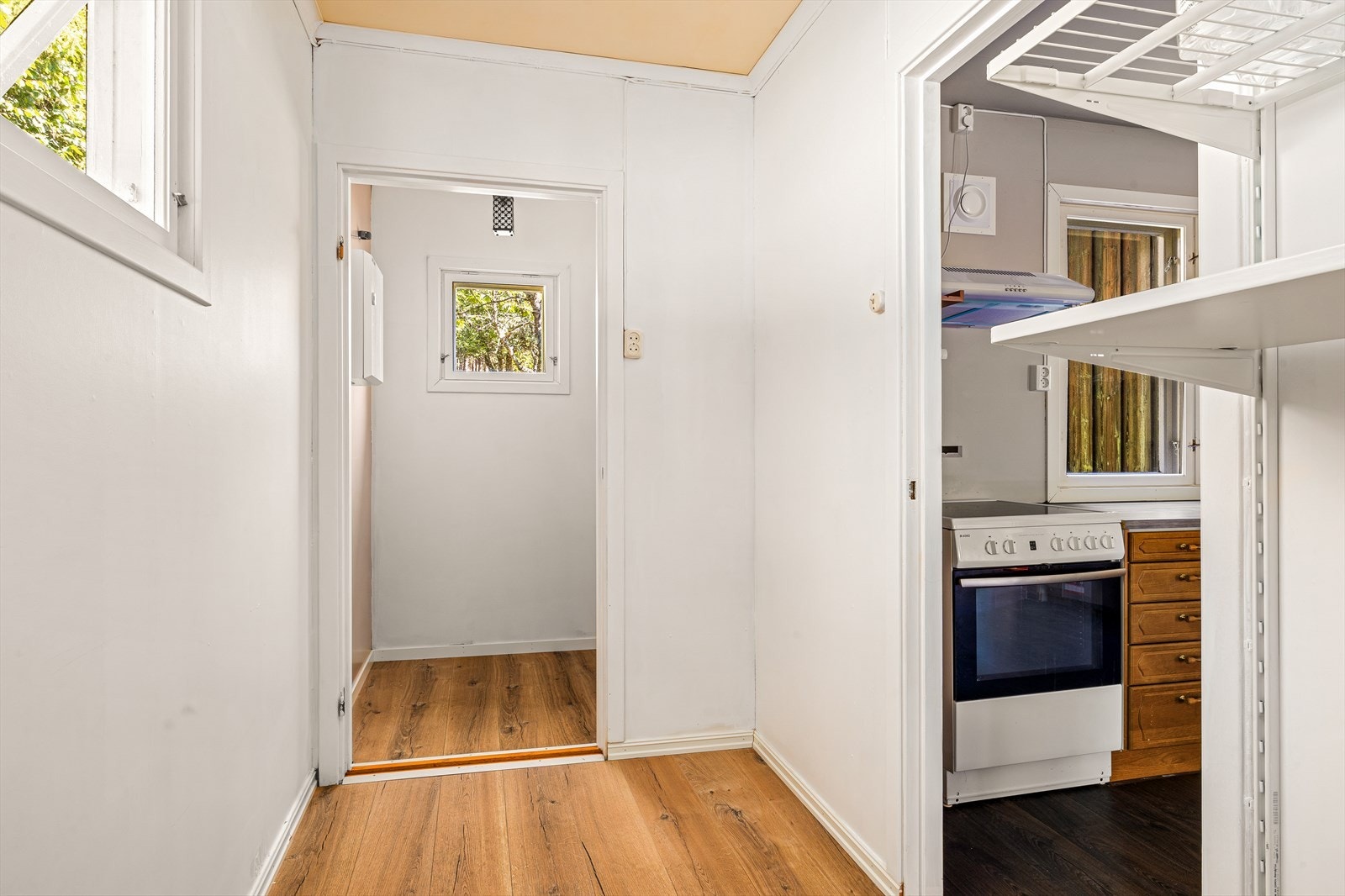 Lys entré med adkomst til kjøkken og oppbevaringsmuligheter. Galleribilde