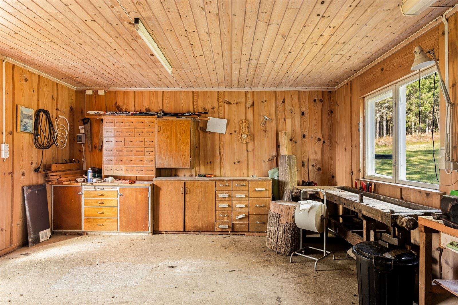 Praktisk rom i tilknytning til garasjen - egnet som verksted eller hobbyrom. Galleribilde