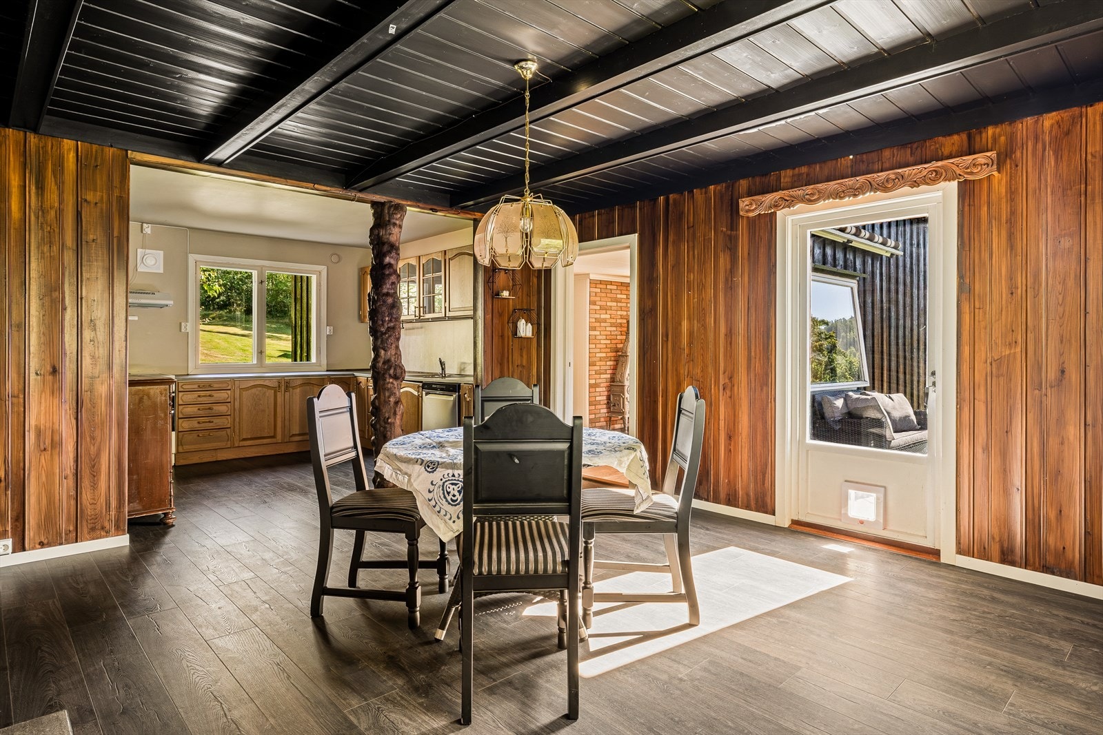 Rommet byr på en kombinasjon av varme treflater og klassiske detaljer. Galleribilde