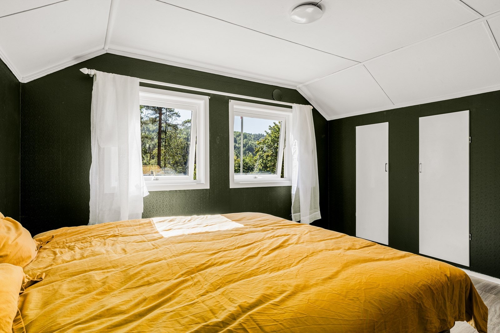 Soverom med plass til dobbeltseng og god takhøyde. Galleribilde