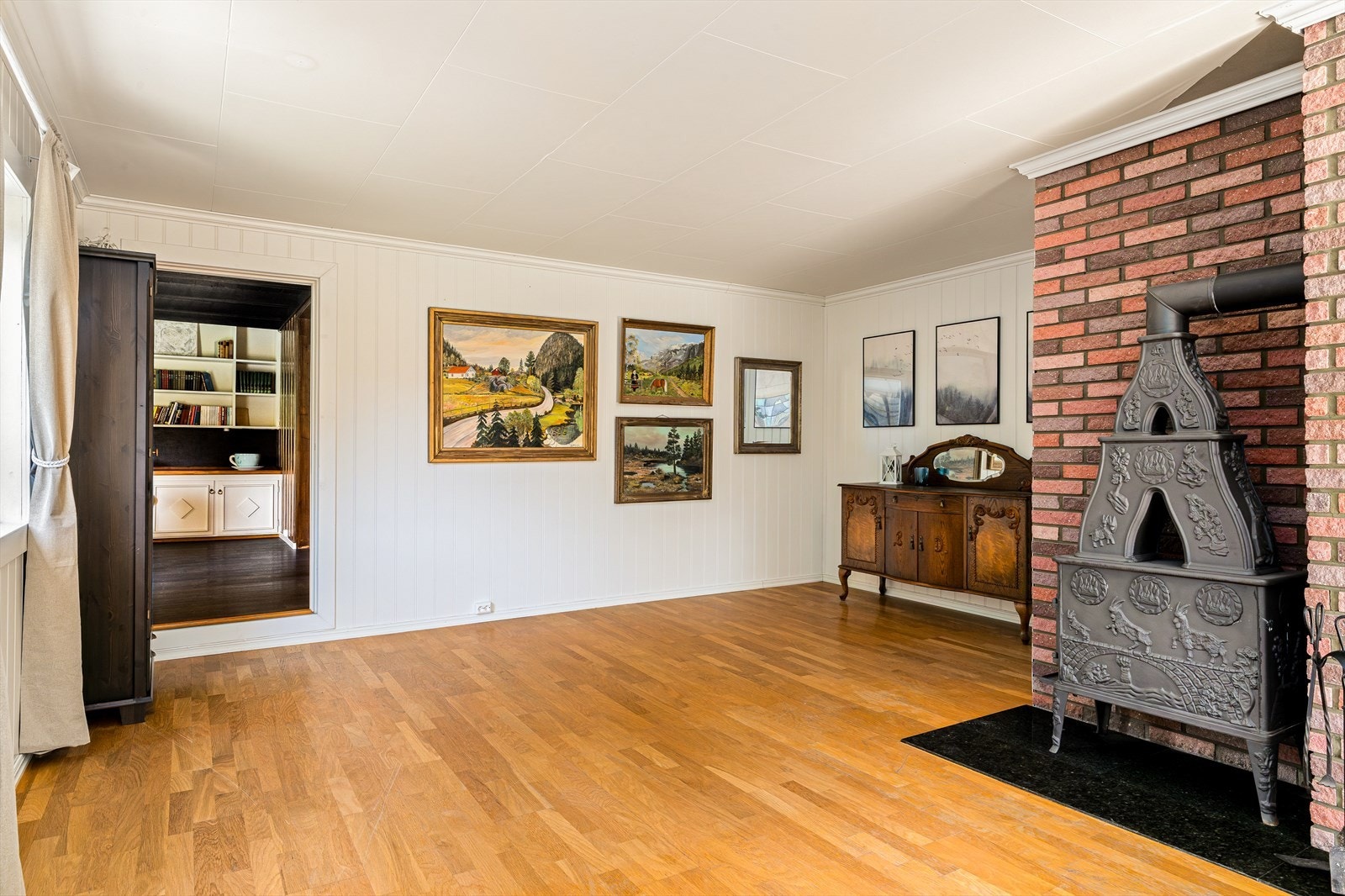 Koselig stuekrok med peis - et naturlig samlingspunkt i huset. Galleribilde