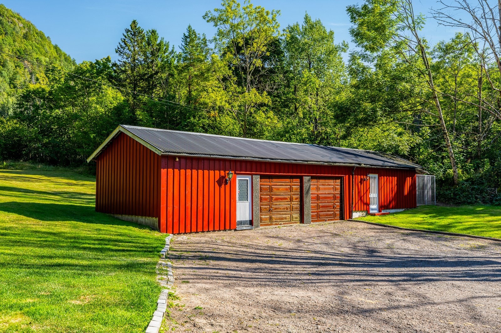 Garasje med plass til flere biler og lagringsmuligheter. Galleribilde