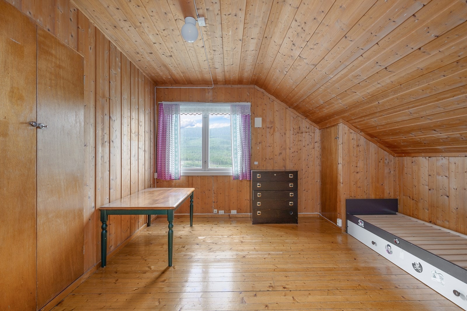 Innebygde skap på ene soverom. Galleribilde