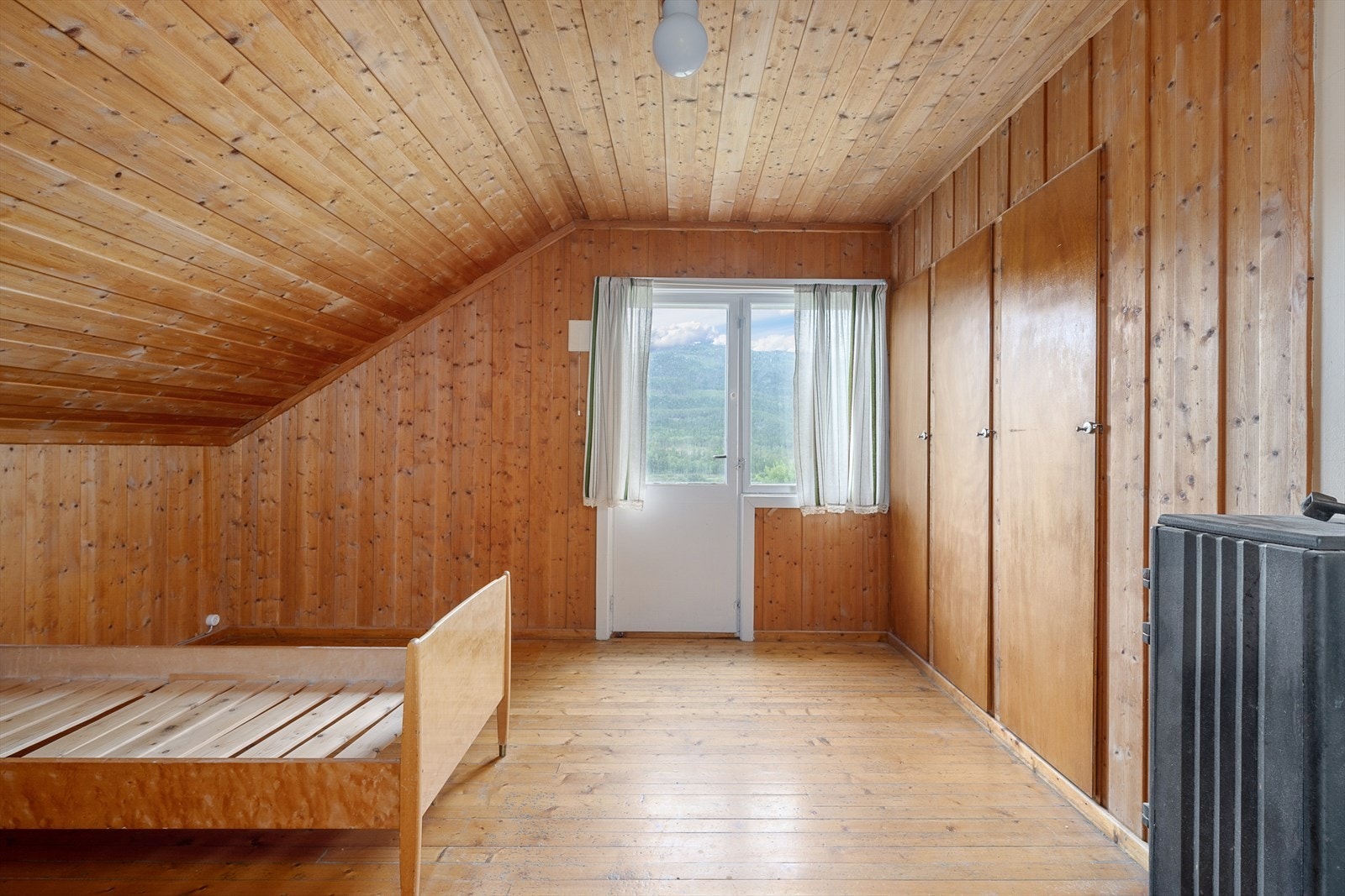 Dør ut til balkong fra ene soverom. Galleribilde