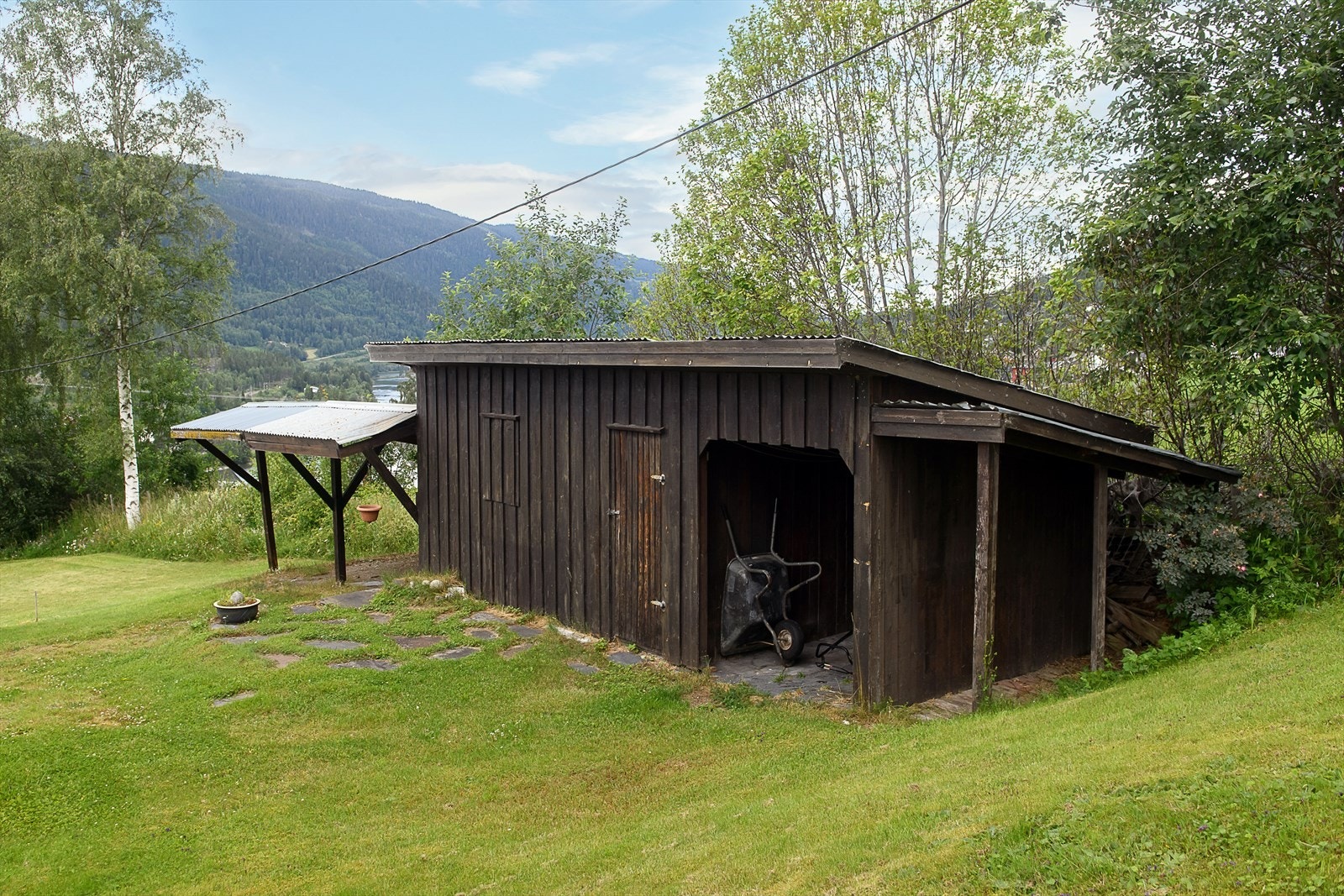 Uthus på tomten med lagringsmuligheter. Galleribilde
