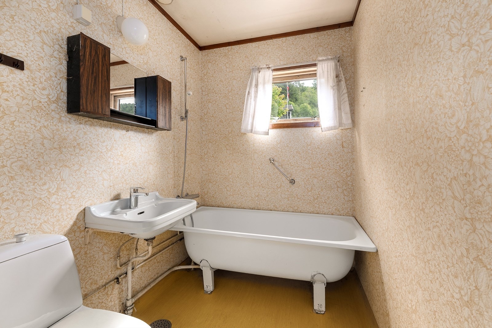 Eldre bad med badekar, servant og WC. Galleribilde