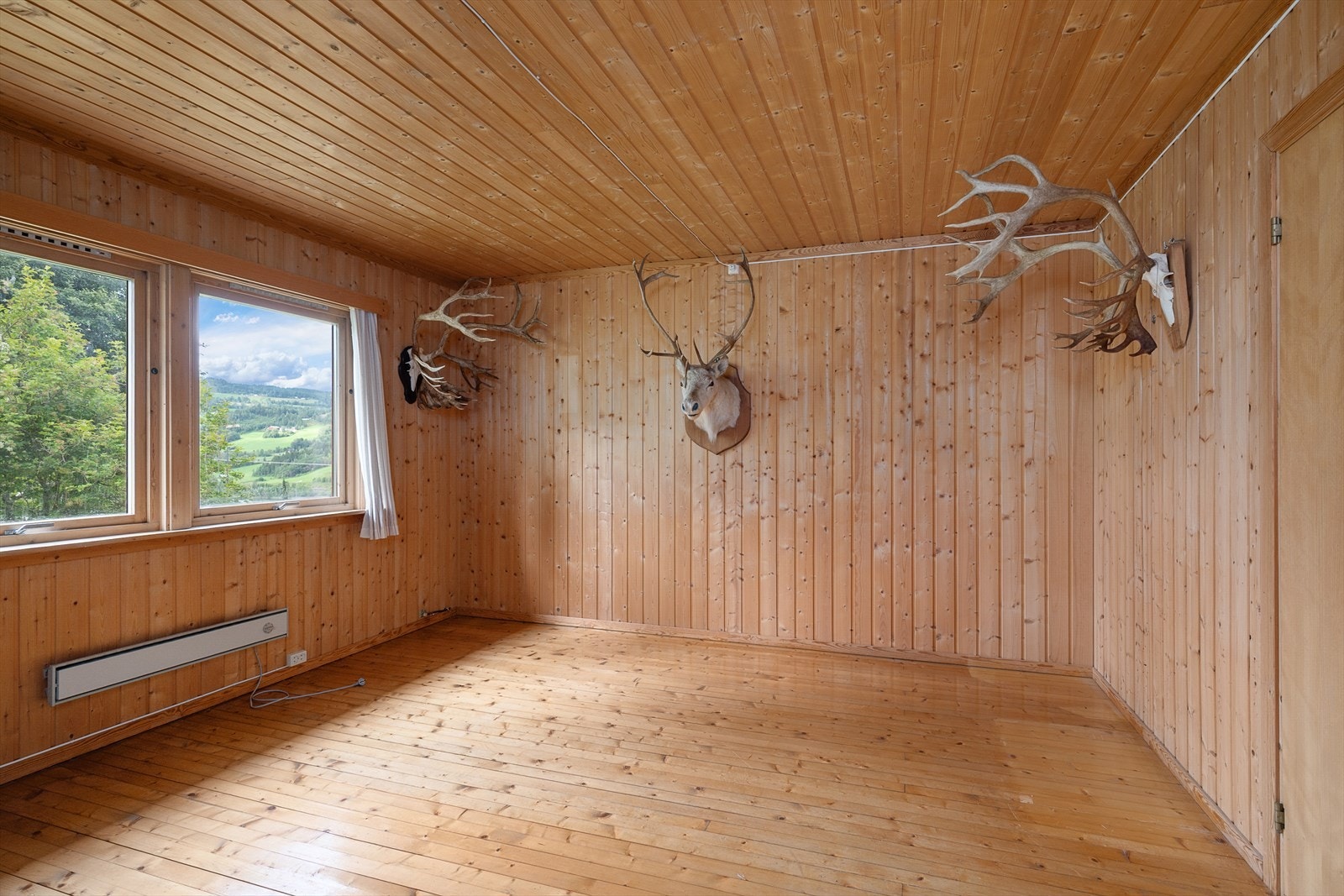 Panelovn under vinduet. Galleribilde