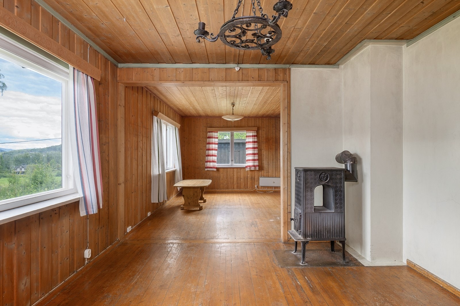 Boligen har relativt store vindusflater. Galleribilde