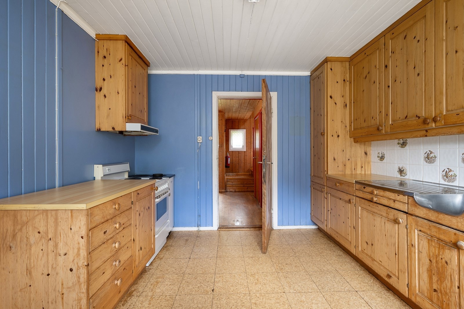 Avtrekksvifte med kullfilter over komfyrplass. Galleribilde