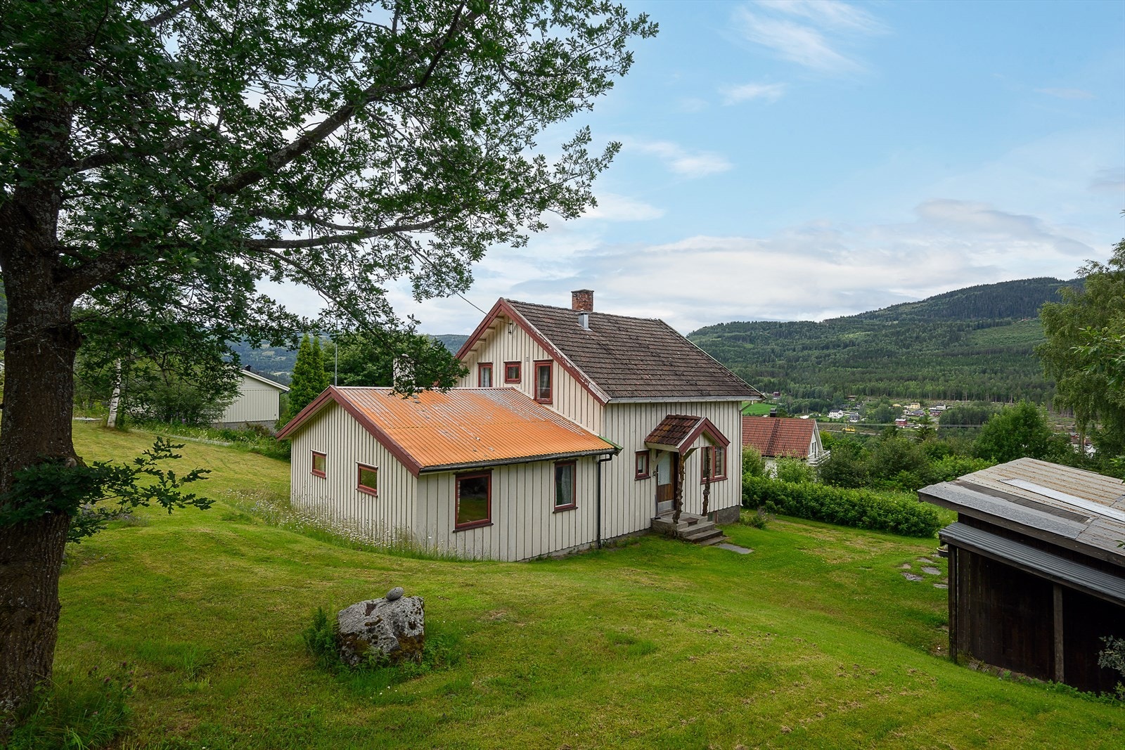 Tomten er skrånende. Galleribilde