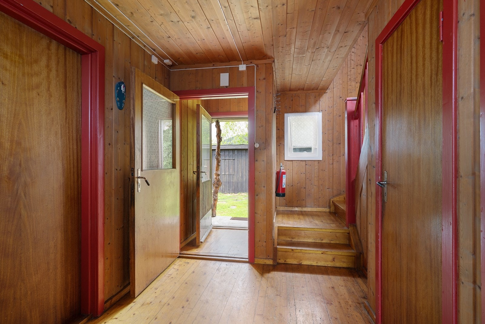 Inngangsparti med god plass til å ta av sko og yttertøy. Galleribilde