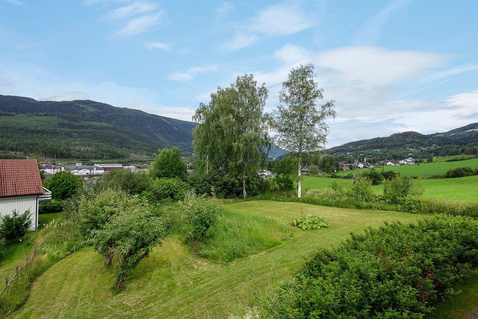 Opparbeidet med grøntareal og buskvekster. Galleribilde