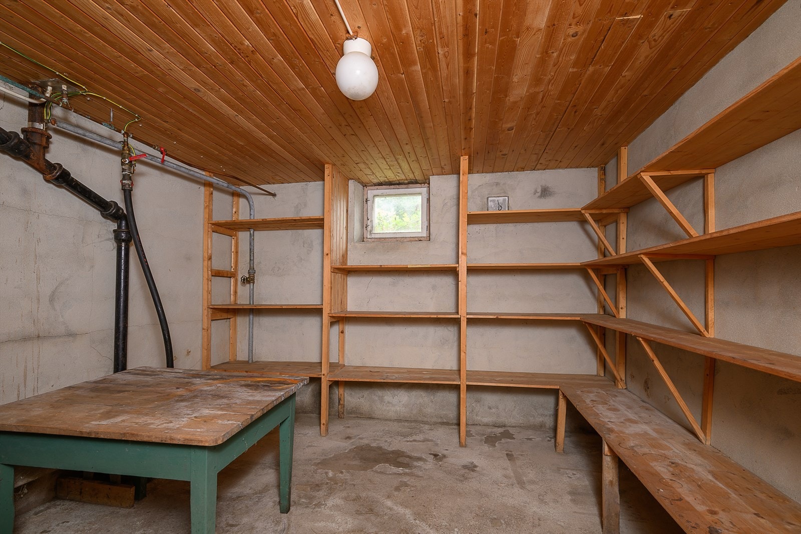 Hyllesystem i kjeller. Galleribilde