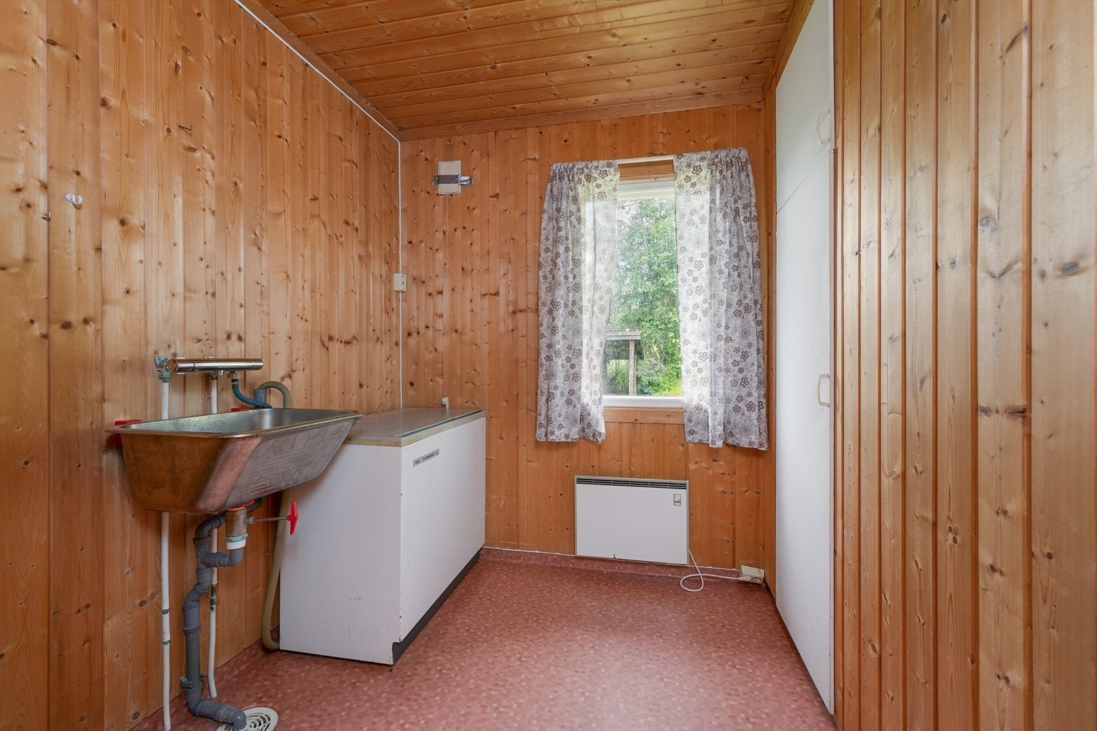 Vaskerom med utslagsvask. Galleribilde