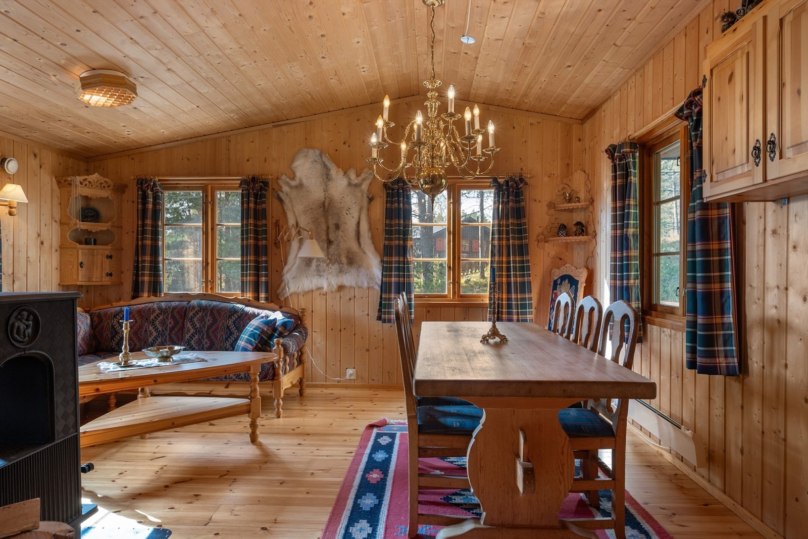 Hyggelig stue med god takhøyde. Galleribilde