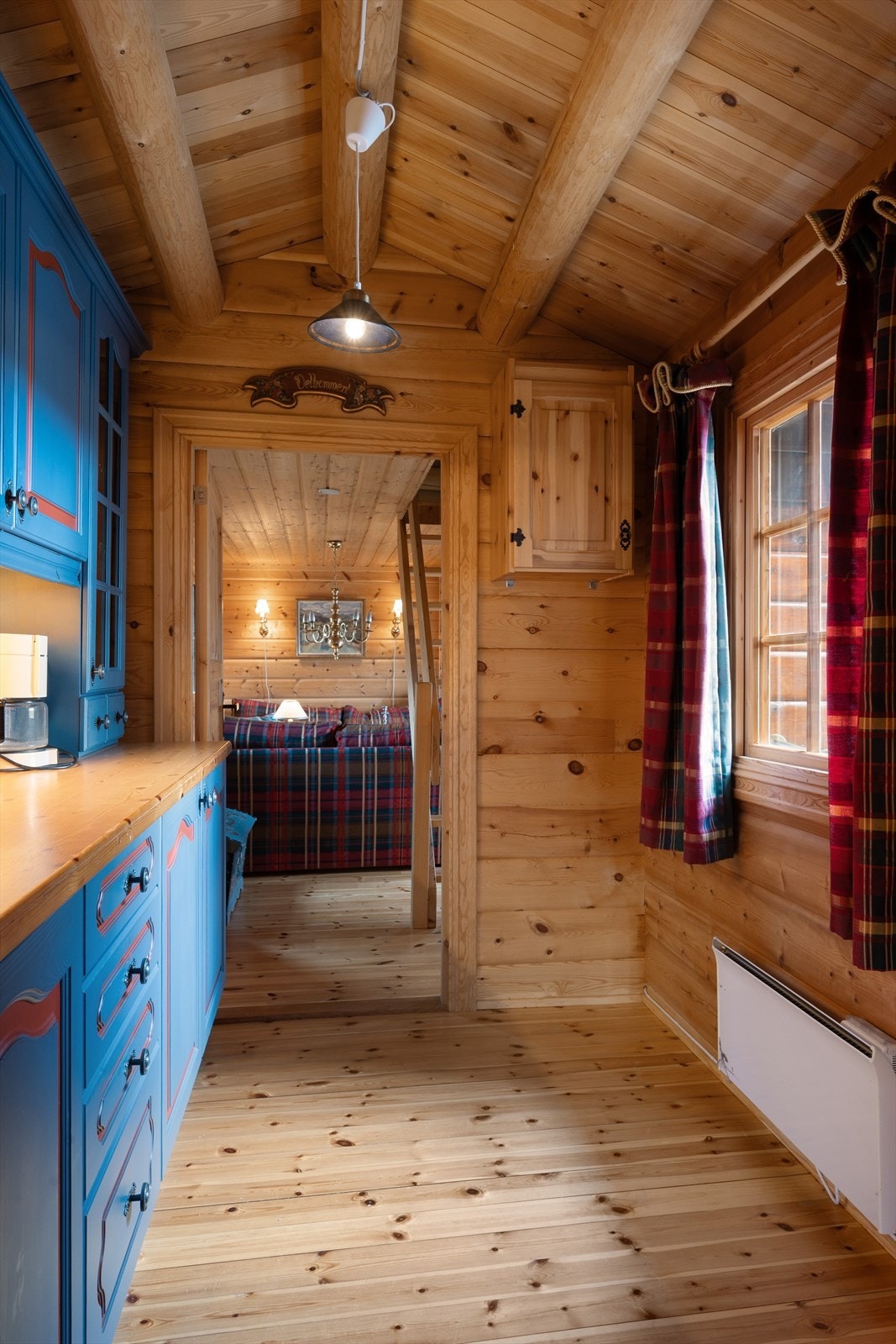 Fra kjøkken mot peisstue. Galleribilde