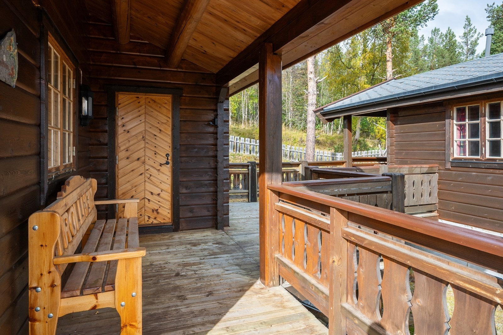 Terrassen vinder sammen hytta og annekset. Galleribilde