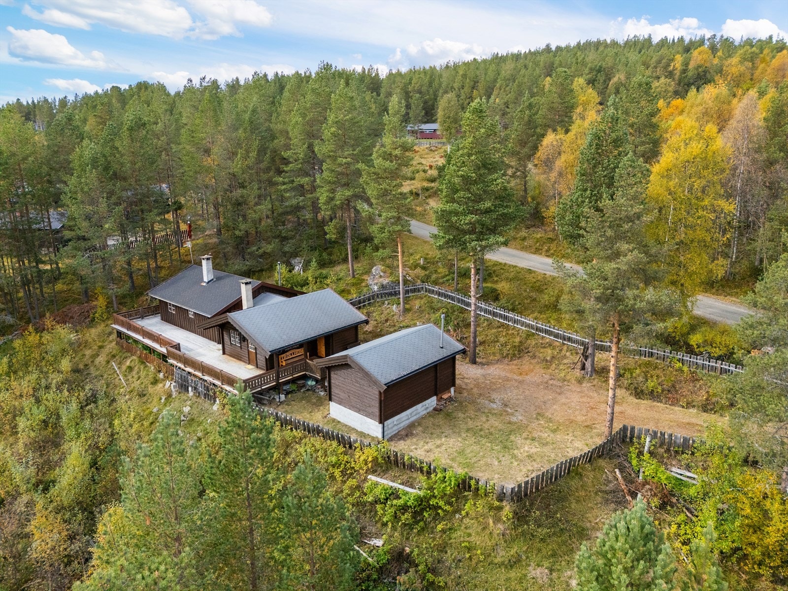 Ligger fint til på romslig eiertomt i et rolig område med spredt hyttebebyggelse. Galleribilde