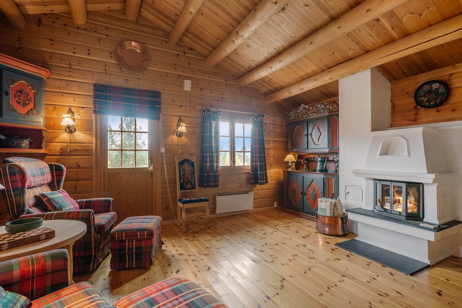 Romslig stue med utgang til terrasse. Galleribilde