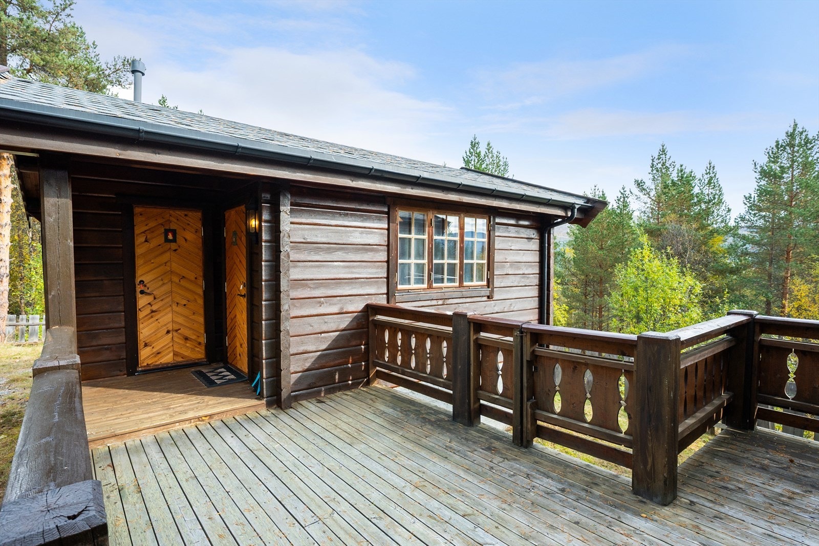 Anneks med baderom til venstre og rom til høyre. Galleribilde