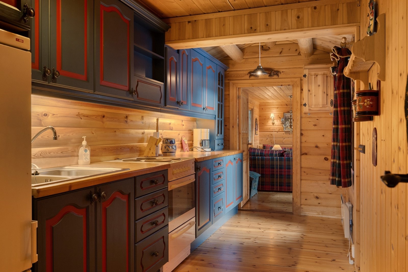 Tradisjonelt kjøkken med profilerte fronter. Benkeplate av laminat. Kjøkkenventilator med avtrekk ut. Galleribilde