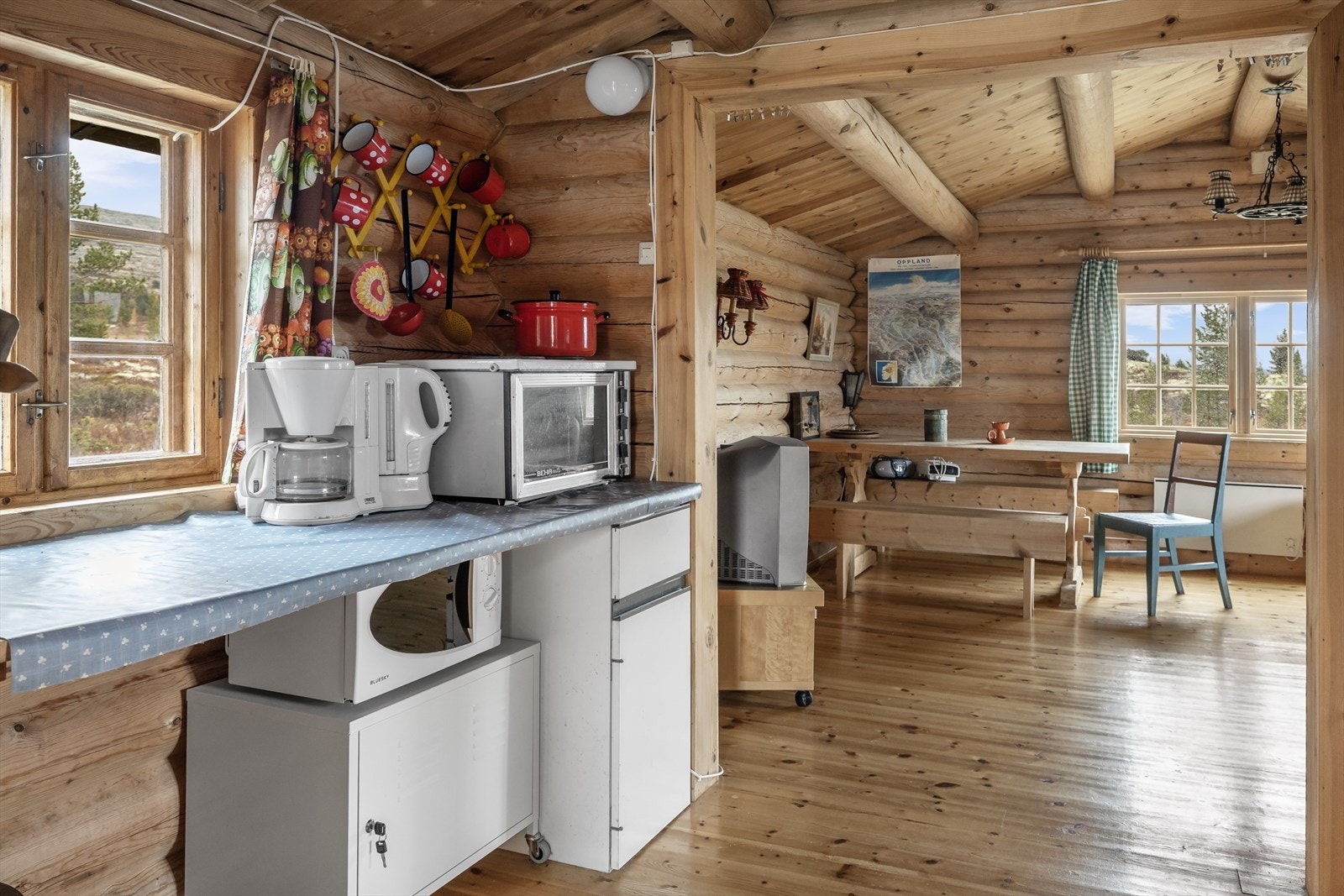 Enkel kjøkkeninnredning. Benkeplaten er av heltre. Galleribilde