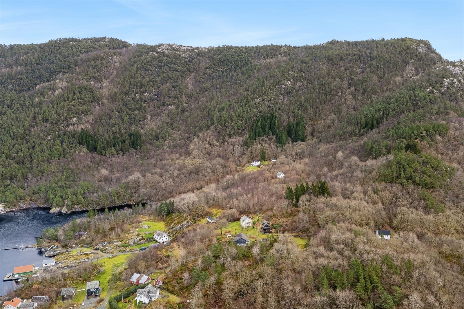 Det tar omtrent 90 minutter å reise fra Stord, Bømlo og Stavanger til Borgøy. Fra Haugesund tar det ca. 35 minutter å kjøre til bryggen i Steinsvika. Galleribilde