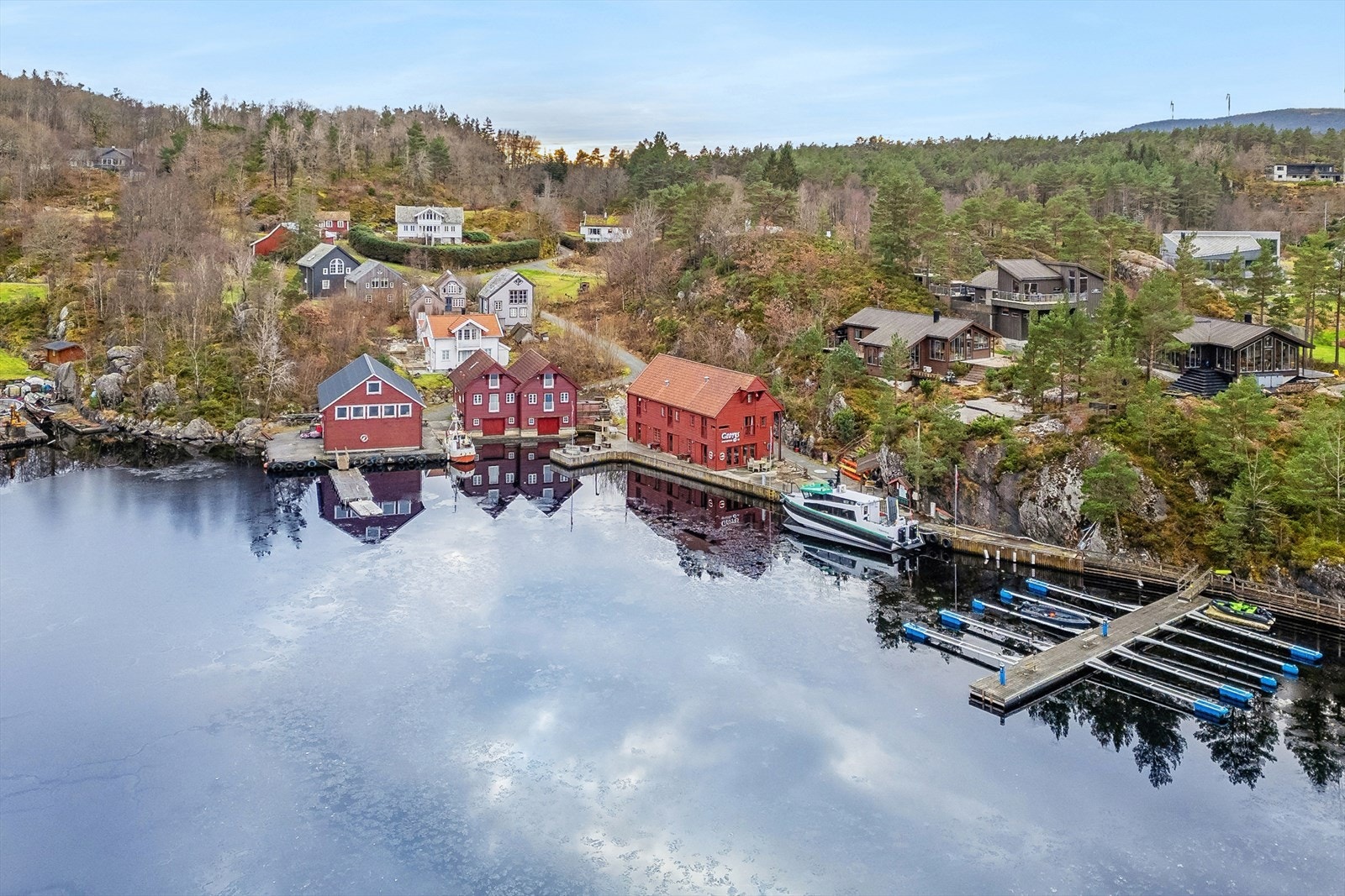 Det er ca 600 meter å gå fra kaien ved båtanløpet og frem til våningshuset og fritidsboligen på eiendommen. Veien er gruslagt. Galleribilde