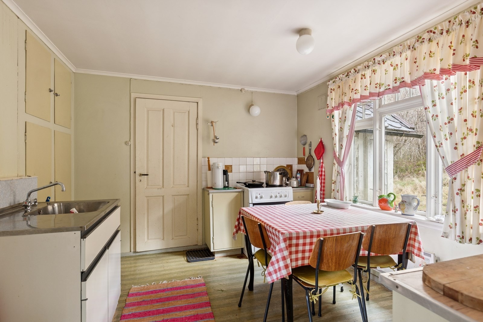 Vannforsyning fra grunnboret brønn. Se pkt. vei, vann og avløp i salgsoppgaven for nærmere informasjon. Galleribilde