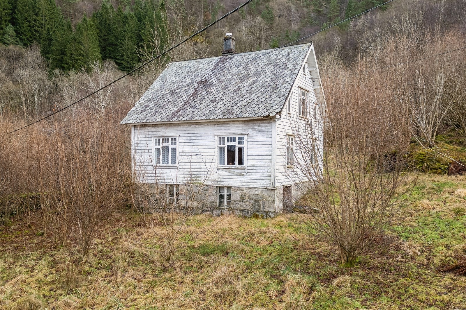 Våningshuset er antatt oppført rundt 1920. Bygget bærer preg av manglende vedlikehold og oppgraderinger. Gjennomgående lav standard. Galleribilde