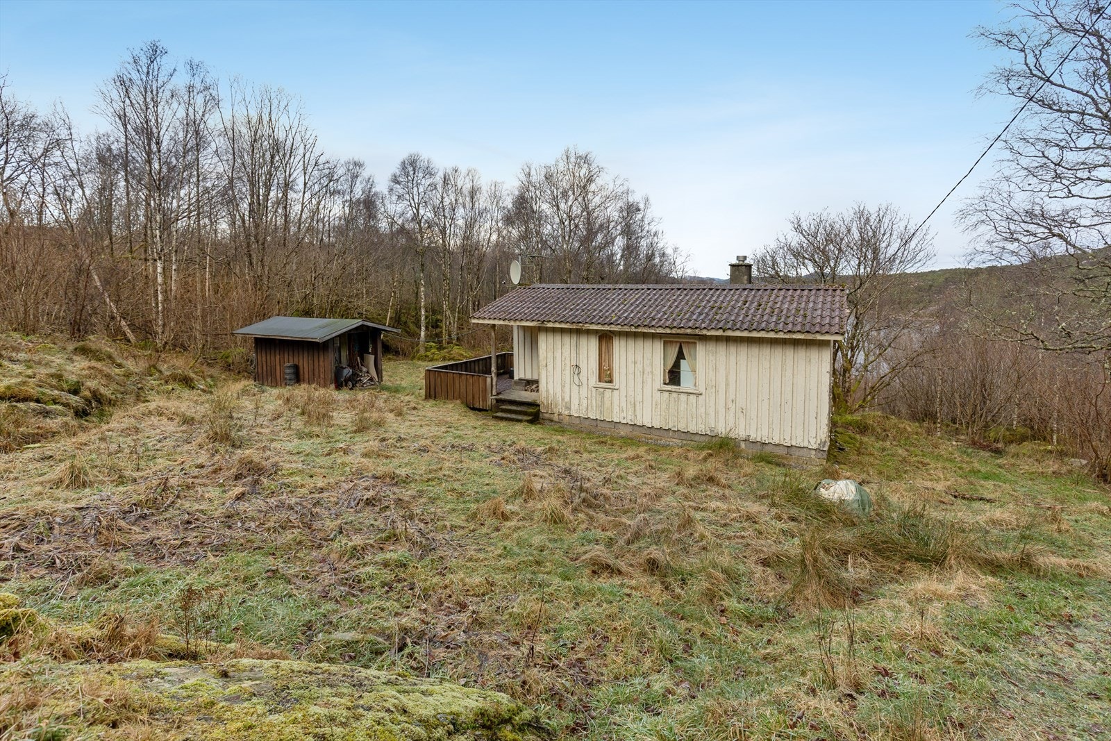 Tomten rundt fritidsboligen (bnr. 67), er på ca 1 352 kvm. og er opparbeidet med plen. Terrenget skråner mot nord. Galleribilde