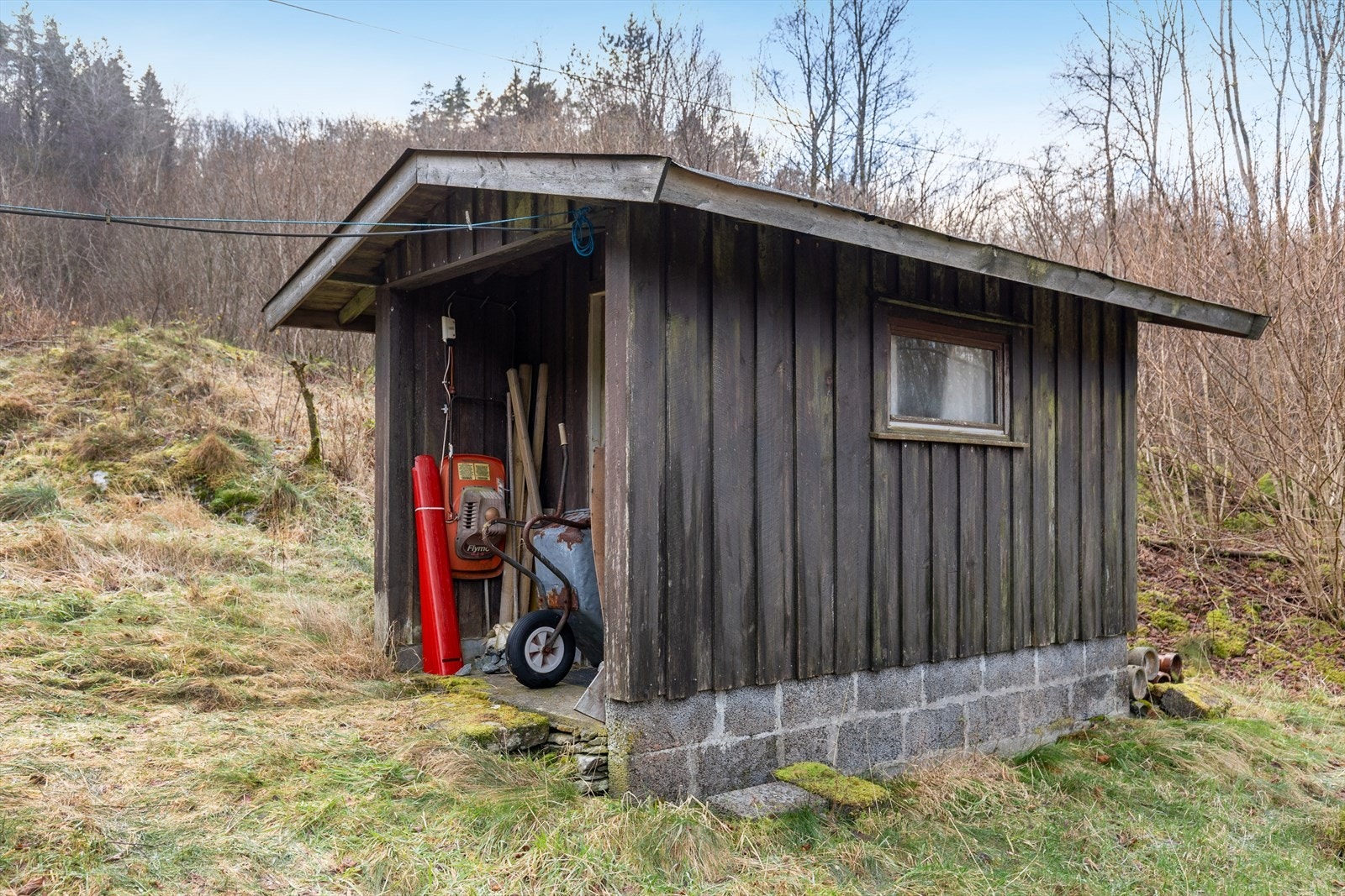 Uthuset har vært i bruk som bad. Løsningen med badet er ikke godkjent og er i dårlig forfatning. Galleribilde